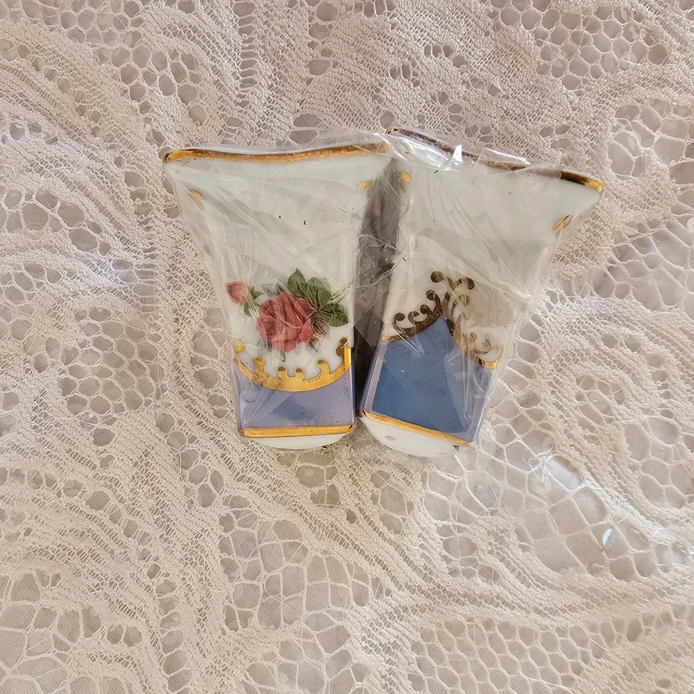 Vintage Porcelain Salt Pepper Shakers Rose‎ Floral Gold Trim Made China